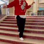 Logan Henderson Instagram - @loganhenderson having his JOKER moment on the steps of the @dolbytheatre 🃏 #iHeartAwards2023 #CantGetEnoughTour
