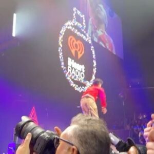 Logan Henderson Instagram - Celebrating a beautiful Christmas with @iheartradio @iheartjingleball 
❤️🖤