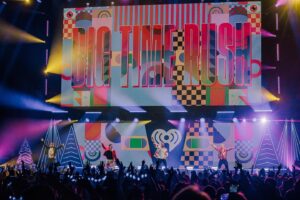Logan Henderson Instagram - Celebrating a beautiful Christmas with @iheartradio @iheartjingleball 
❤️🖤