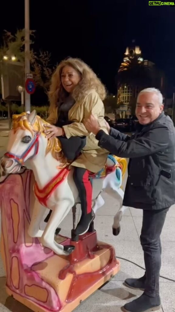 Lolita Instagram - Poncia en busca de pepe el Romano, Santander a caballo pues si @luisluquecabrera @zapardielarbas .asi soy yo veo un cacharrito y me subo , buenas noches