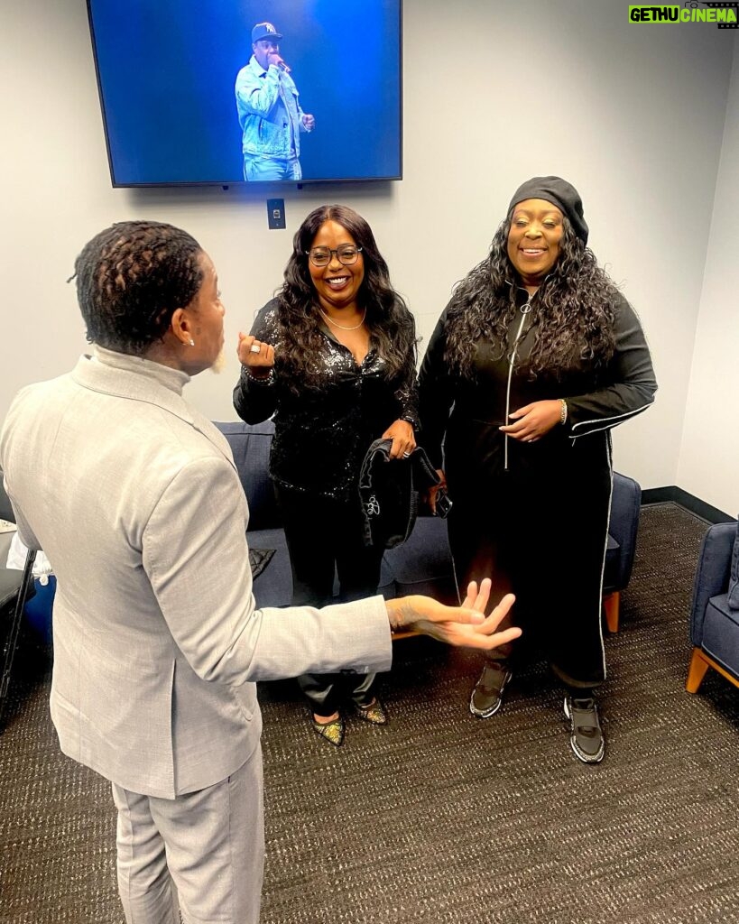 Loni Love Instagram - I had a great night performing in #brooklyn at the sold out @barclayscenter #aprilfools comedy jam… thank you so much @ripmicheals and his amazing team for the love and thank you Brooklyn for showing up!!