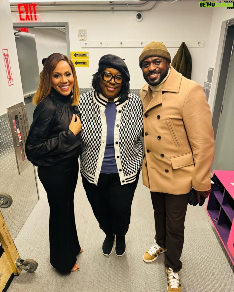 Loni Love Instagram - What a day on #broadway.. got to see @thewizbway with my girl the fablous @deborahcox .. the phenomenal @mrbradybaby … such a talented cast @iamnichellelewis @melodybettspage @iamkylefreeman @philsgoodmusic @averywilson .. thank you all for the love.. if you are in NYC go check it.. such a wonderful musical!!!