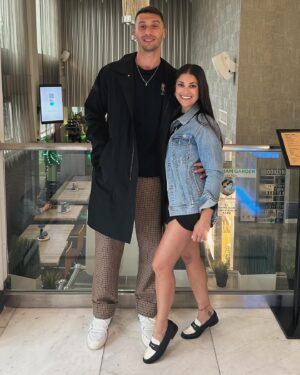 Loren Brovarnik Instagram - Out in the burbs ✌🏼 
#teambrovarnik #weekend #nyc