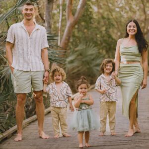 Loren Brovarnik Instagram - The Brovarnik’s 💙❤️🩵🩵🩷 #teambrovarnik #thebrovbunch #familyfirst #partyof5 #90dayfiance #90dayfiancehappilyeverafter #lorenandalexeiafterthe90days