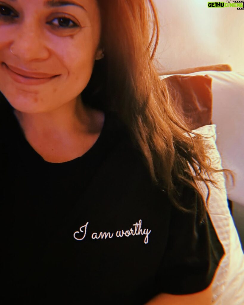 Loren Brovarnik Instagram - Here’s a friendly reminder to tell yourself “I am worthy” because guess what, YOU ARE! 🖤🖤 #momfluencer #selflove