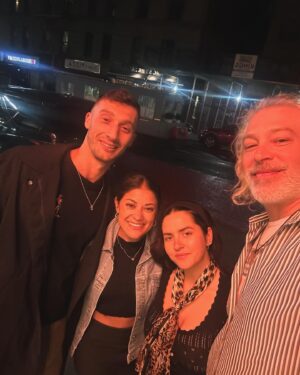 Loren Brovarnik Instagram - Out in the burbs ✌🏼 
#teambrovarnik #weekend #nyc