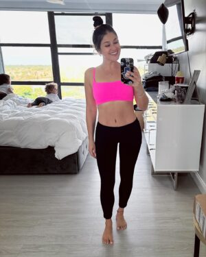 Loren Brovarnik Instagram - 2024 is the year for more [selfies] 🫶🏼
#momfluencer #4monthspostop #mommymakeover #newyearbetterme #ima #brovarmy