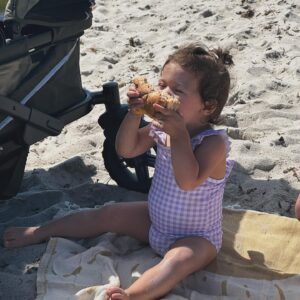 Loren Brovarnik Instagram - Life’s a beach and a blessing 🌊 
#teambrovarnik #justiceforthebandeau #bandeau #thebrovbunch #beachday #familytime #thebrovarniks