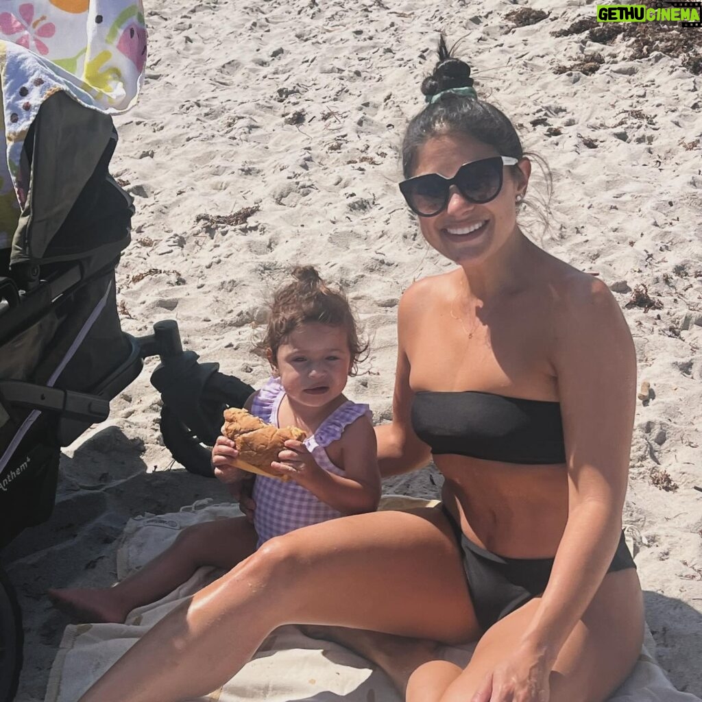 Loren Brovarnik Instagram - Life’s a beach and a blessing 🌊 #teambrovarnik #justiceforthebandeau #bandeau #thebrovbunch #beachday #familytime #thebrovarniks