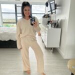 Loren Brovarnik Instagram - It’s no secret that I’m a big fan and shop at @temu! I always says it’s not what you spend but how you rock it! If you haven’t shopped at @temu yet… well get ready for @temu big deals! The price is affordable and the shipping takes less than 2 weeks! 🔗Click LINK or search code: dkq5927 FOR UP TO 90% OFF!! Temu app new users only! FreeShipping & FreeReturns Now I usually buy 2 sizes when I order just to be safe 😉 #temu #momfluencer