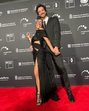 Lorena Castell Instagram - La noche de los Oscar era para celebrarla con amigos … y se celebró a lo grande! O eso dicen por ahí ✨😜✨

Qué suerte tengo y que afortunada me siento por todos estos momentos que la vida me regala 🫶🏻

Thanx to 
@victoria.coleccion 
@swarovski 
@theofficialpandora 
@martinellishoes 
@charlottetilbury
@andreaesti.vege