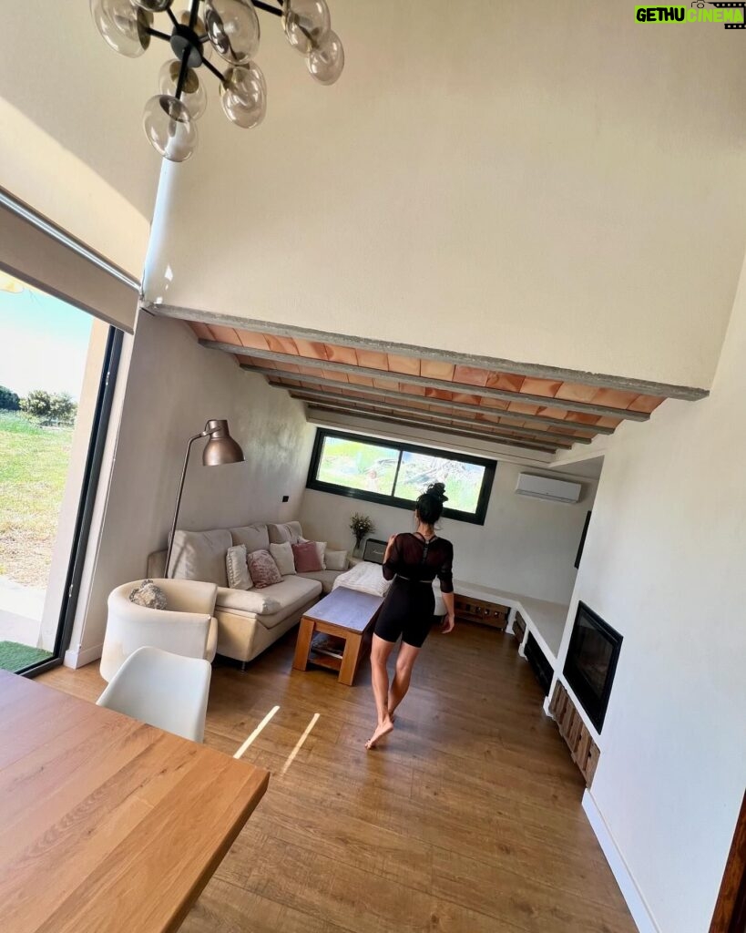 Lorena Castell Instagram - Siempre hay cosas que hacer en el campito y por fin nos hemos decidido con el suelo! Nos encanta este modelo de @fausintflooring que le da un rollo súper acogedor 🤗 Poco a poco elegimos lo que nos gusta ;)