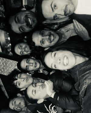 Lorena Castell Instagram - La noche de los Oscar era para celebrarla con amigos … y se celebró a lo grande! O eso dicen por ahí ✨😜✨

Qué suerte tengo y que afortunada me siento por todos estos momentos que la vida me regala 🫶🏻

Thanx to 
@victoria.coleccion 
@swarovski 
@theofficialpandora 
@martinellishoes 
@charlottetilbury
@andreaesti.vege