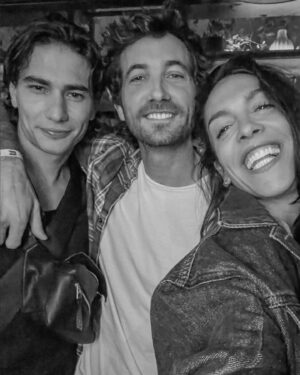Lorena Castell Instagram - La noche de los Oscar era para celebrarla con amigos … y se celebró a lo grande! O eso dicen por ahí ✨😜✨

Qué suerte tengo y que afortunada me siento por todos estos momentos que la vida me regala 🫶🏻

Thanx to 
@victoria.coleccion 
@swarovski 
@theofficialpandora 
@martinellishoes 
@charlottetilbury
@andreaesti.vege