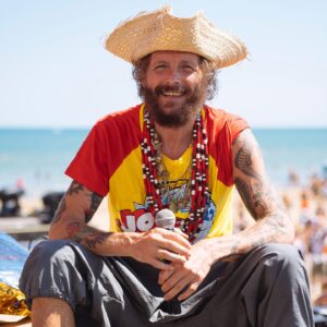 Lorenzo Cherubini Instagram - un anno fa 2 luglio 2022 partiva la seconda edizione di @jovabeachparty da #lignanosabbiadoro . #jovabeachparty è la cosa più bella del mondo, e la mia gratitudine per tutti  è ancora più grande di un anno fa. Ogni giornata a #jbp è unica e irripetibile, nel 2022 abbiamo avuto 130 ospiti musicali da 30 paesi del mondo, e quasi 600 mila cuori danzanti a vivere quest’avventura  pazzesca. Grazie ancora a tutti! Insieme abbiamo inventato una cosa che solo chi c’è stato può sapere. Vi mando un abbraccio! #jova #jovabeachparty2019 #jovabeachparty2022 #jovabeachparty2025