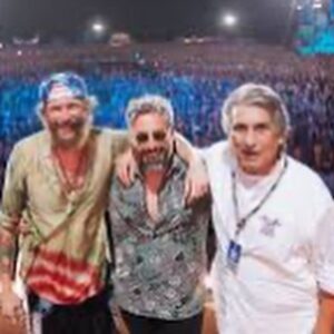Lorenzo Cherubini Instagram - ho saputo adesso della morte di @totocutugnoofficial grande artista italiano per il mondo.
Ciao grande Toto, amico e maestro, sempre con una storia formidabile e un aneddoto fantastico da raccontare quando ho avuto la gioia di passarci del tempo. Miniera di consigli sul mestiere dello scrivere canzoni (mi svelò un trucco per far volare i ritornelli, che prima o poi useró in una canzone). Burbero dal cuore tenero e grande musicista esperto e curioso. Ha scritto capolavori pop che resteranno per sempre: SOLI e IL TEMPO SE NE VA per @celentanoinesistente e quel monumento che è L’ITALIANO, per dirne 3 che sappiamo tutti. Queste due foto sono dello stesso Toto e di due Lorenzi, uno è quando ero ragazzino e amavo da pazzi “soli” e i pezzi degli Albatros (la sua band) e l’altra di una serata indimenticabile a un #jovabeachparty a #roccellajonica quando si creò l’impossibile favoloso trio insieme a @brunorisas .furono 15 minuti di puro amore e festa.
Indimenticabile Toto Cutugno! ❤️ ti porterò nel cuore.