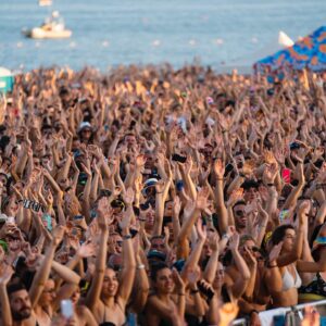 Lorenzo Cherubini Instagram - un anno fa 2 luglio 2022 partiva la seconda edizione di @jovabeachparty da #lignanosabbiadoro . #jovabeachparty è la cosa più bella del mondo, e la mia gratitudine per tutti  è ancora più grande di un anno fa. Ogni giornata a #jbp è unica e irripetibile, nel 2022 abbiamo avuto 130 ospiti musicali da 30 paesi del mondo, e quasi 600 mila cuori danzanti a vivere quest’avventura  pazzesca. Grazie ancora a tutti! Insieme abbiamo inventato una cosa che solo chi c’è stato può sapere. Vi mando un abbraccio! #jova #jovabeachparty2019 #jovabeachparty2022 #jovabeachparty2025