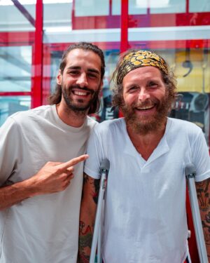 Lorenzo Cherubini Instagram - @gianmarcotamberi è uno dei più grandi atleti della nostra storia olimpica e mondiale, l’uomo che vola a 2 metri e mezzo da terra, le sue gare sono emozionanti ed esaltanti. Chi c’era a @jovabeachparty 2022 si ricorda quel video di apertura con lui che volava al rallentatore e che ogni volta faceva esplodere la festa.  Noi ci siamo conosciuti anni fa proprio qui a Forli da @fabrifisio perché #gimbo stava recuperando da quel brutto infortunio che lo aveva fermato anni fa, e io ero di passaggio per farmi fare un programmino di allenamento prima di un tour. Poi siamo rimasti in contatto e lui ogni volta prima di un grande evento passa da Forlì a farsi fare il “tagliando” prima di partire.  Il 20 agosto ci sarà la gara di salto in alto si mondiali in Germania e noi saremo tutti davanti alla tv a trattenere il fiato e a fare il tifo. Oggi è stato bello trovarci e augurarci il meglio. Forza Gimbo! @luca_borra @dani_borra @bontempichiara @saturnino69 @baldonibikeshop #forli #riabilitazione @freschezza @fravaliani @terrywho_cartoons @dalia_gaberscik #versoilpalco #ungiornoallavolta (ph @maikid )