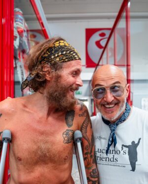 Lorenzo Cherubini Instagram - @gianmarcotamberi è uno dei più grandi atleti della nostra storia olimpica e mondiale, l’uomo che vola a 2 metri e mezzo da terra, le sue gare sono emozionanti ed esaltanti. Chi c’era a @jovabeachparty 2022 si ricorda quel video di apertura con lui che volava al rallentatore e che ogni volta faceva esplodere la festa.  Noi ci siamo conosciuti anni fa proprio qui a Forli da @fabrifisio perché #gimbo stava recuperando da quel brutto infortunio che lo aveva fermato anni fa, e io ero di passaggio per farmi fare un programmino di allenamento prima di un tour. Poi siamo rimasti in contatto e lui ogni volta prima di un grande evento passa da Forlì a farsi fare il “tagliando” prima di partire.  Il 20 agosto ci sarà la gara di salto in alto si mondiali in Germania e noi saremo tutti davanti alla tv a trattenere il fiato e a fare il tifo. Oggi è stato bello trovarci e augurarci il meglio. Forza Gimbo! @luca_borra @dani_borra @bontempichiara @saturnino69 @baldonibikeshop #forli #riabilitazione @freschezza @fravaliani @terrywho_cartoons @dalia_gaberscik #versoilpalco #ungiornoallavolta (ph @maikid )