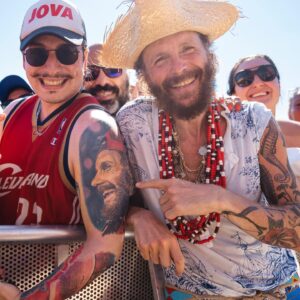Lorenzo Cherubini Instagram - un anno fa 2 luglio 2022 partiva la seconda edizione di @jovabeachparty da #lignanosabbiadoro . #jovabeachparty è la cosa più bella del mondo, e la mia gratitudine per tutti  è ancora più grande di un anno fa. Ogni giornata a #jbp è unica e irripetibile, nel 2022 abbiamo avuto 130 ospiti musicali da 30 paesi del mondo, e quasi 600 mila cuori danzanti a vivere quest’avventura  pazzesca. Grazie ancora a tutti! Insieme abbiamo inventato una cosa che solo chi c’è stato può sapere. Vi mando un abbraccio! #jova #jovabeachparty2019 #jovabeachparty2022 #jovabeachparty2025