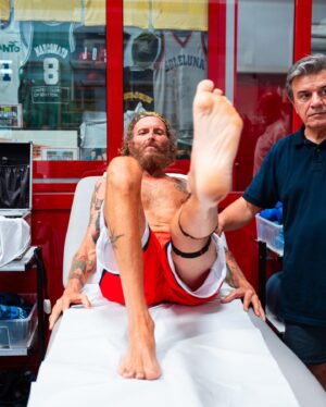Lorenzo Cherubini Instagram - @gianmarcotamberi è uno dei più grandi atleti della nostra storia olimpica e mondiale, l’uomo che vola a 2 metri e mezzo da terra, le sue gare sono emozionanti ed esaltanti. Chi c’era a @jovabeachparty 2022 si ricorda quel video di apertura con lui che volava al rallentatore e che ogni volta faceva esplodere la festa.  Noi ci siamo conosciuti anni fa proprio qui a Forli da @fabrifisio perché #gimbo stava recuperando da quel brutto infortunio che lo aveva fermato anni fa, e io ero di passaggio per farmi fare un programmino di allenamento prima di un tour. Poi siamo rimasti in contatto e lui ogni volta prima di un grande evento passa da Forlì a farsi fare il “tagliando” prima di partire.  Il 20 agosto ci sarà la gara di salto in alto si mondiali in Germania e noi saremo tutti davanti alla tv a trattenere il fiato e a fare il tifo. Oggi è stato bello trovarci e augurarci il meglio. Forza Gimbo! @luca_borra @dani_borra @bontempichiara @saturnino69 @baldonibikeshop #forli #riabilitazione @freschezza @fravaliani @terrywho_cartoons @dalia_gaberscik #versoilpalco #ungiornoallavolta (ph @maikid )
