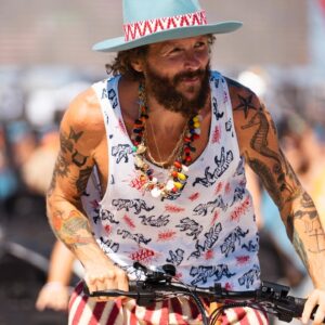 Lorenzo Cherubini Instagram - un anno fa 2 luglio 2022 partiva la seconda edizione di @jovabeachparty da #lignanosabbiadoro . #jovabeachparty è la cosa più bella del mondo, e la mia gratitudine per tutti  è ancora più grande di un anno fa. Ogni giornata a #jbp è unica e irripetibile, nel 2022 abbiamo avuto 130 ospiti musicali da 30 paesi del mondo, e quasi 600 mila cuori danzanti a vivere quest’avventura  pazzesca. Grazie ancora a tutti! Insieme abbiamo inventato una cosa che solo chi c’è stato può sapere. Vi mando un abbraccio! #jova #jovabeachparty2019 #jovabeachparty2022 #jovabeachparty2025