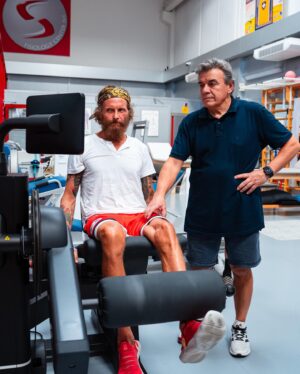 Lorenzo Cherubini Instagram - @gianmarcotamberi è uno dei più grandi atleti della nostra storia olimpica e mondiale, l’uomo che vola a 2 metri e mezzo da terra, le sue gare sono emozionanti ed esaltanti. Chi c’era a @jovabeachparty 2022 si ricorda quel video di apertura con lui che volava al rallentatore e che ogni volta faceva esplodere la festa.  Noi ci siamo conosciuti anni fa proprio qui a Forli da @fabrifisio perché #gimbo stava recuperando da quel brutto infortunio che lo aveva fermato anni fa, e io ero di passaggio per farmi fare un programmino di allenamento prima di un tour. Poi siamo rimasti in contatto e lui ogni volta prima di un grande evento passa da Forlì a farsi fare il “tagliando” prima di partire.  Il 20 agosto ci sarà la gara di salto in alto si mondiali in Germania e noi saremo tutti davanti alla tv a trattenere il fiato e a fare il tifo. Oggi è stato bello trovarci e augurarci il meglio. Forza Gimbo! @luca_borra @dani_borra @bontempichiara @saturnino69 @baldonibikeshop #forli #riabilitazione @freschezza @fravaliani @terrywho_cartoons @dalia_gaberscik #versoilpalco #ungiornoallavolta (ph @maikid )