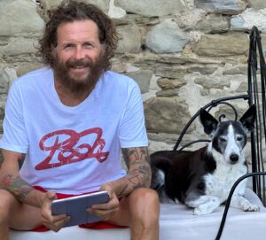 Lorenzo Cherubini Instagram - casa! con il mio vecchio amico #otto fotografati da @fravaliani in questo primo giorno di #settembre a casa. Un abbraccio a tutti!