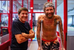 Lorenzo Cherubini Instagram - sono qui a vivere la mia domenica di fisioterapia ed è apparso lui, @morandi_official ed è subito gioia e sorrisi e racconti e storie di cicatrici e ossa rotte e parole di amicizia. @fabrifisio lo ha nominato vice terapista (il ragazzo ha una certa esperienza di risalite). Gianni mi ha detto che domattina parte per le date al sud e voleva vedetmi sennò non partiva tranquillo. Belle cose. Avanti tutta! (ph @maikid ) #forlî #fisioterapia #chebotta #ossarotte #recupero #riabilitazione #gogiannigo #evviva @fravaliani @dalia_gaberscik @annadan94