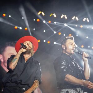 Lorenzo Cherubini Instagram - ballapermeeeeheeeheee! 25 giugno #stadioolimpico a vedere il grande spettacolo di @tizianoferro e poi invasione di palco per cantare la nostra #ballaperme insieme a tutti quanti. Tiziano ha messo in piedi uno show poderoso divertente commovente tecnologico e insieme intimo. Bravissimi tutti e grazie TZN per la tua amicizia e il tempo bello che passiamo insieme quando ci vediamo. (ph @valentini_photography ))