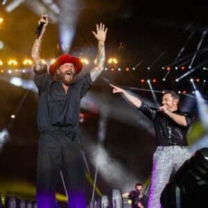 Lorenzo Cherubini Instagram - ballapermeeeeheeeheee! 25 giugno #stadioolimpico a vedere il grande spettacolo di @tizianoferro e poi invasione di palco per cantare la nostra #ballaperme insieme a tutti quanti. Tiziano ha messo in piedi uno show poderoso divertente commovente tecnologico e insieme intimo. Bravissimi tutti e grazie TZN per la tua amicizia e il tempo bello che passiamo insieme quando ci vediamo. (ph @valentini_photography ))