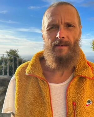 Lorenzo Cherubini Instagram - welcome dicembre! 🥚✂️❤️💥🎸⚓️💪🏄‍♀️🩼🍎☀️🌎 @fravaliani @terrywho_cartoons #palajovachissaquando #invincibileestate #estateaddosso #inverno2023 #eungiornodidicembrearriveràlestate