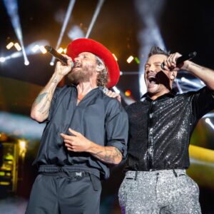 Lorenzo Cherubini Instagram - ballapermeeeeheeeheee! 25 giugno #stadioolimpico a vedere il grande spettacolo di @tizianoferro e poi invasione di palco per cantare la nostra #ballaperme insieme a tutti quanti. Tiziano ha messo in piedi uno show poderoso divertente commovente tecnologico e insieme intimo. Bravissimi tutti e grazie TZN per la tua amicizia e il tempo bello che passiamo insieme quando ci vediamo. (ph @valentini_photography ))