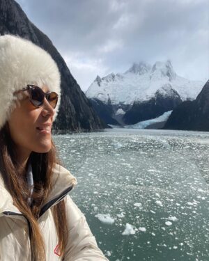 Loreto Aravena Instagram - Un recorrido por fiordos y glaciares 🥰 (esperen ver el siguiente reel!) @hildadelourdessot amo verte feliz!