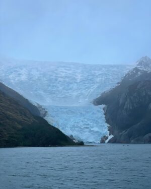 Loreto Aravena Instagram - Un recorrido por fiordos y glaciares 🥰 (esperen ver el siguiente reel!) @hildadelourdessot amo verte feliz!
