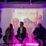 Loreto Aravena Instagram - Anoche fue el lanzamiento de #cercadelvacio un audiodrama de terror que ya puedes escuchar por @spotify Yo interpreto el cuento: #unpaseoporellago y siendo madre la verdad es que me fue muy difícil entrar en las oscuridades de esta madre… escúchenlo ojalá con audífonos y los ojos cerrados!!! Buen viaje!!! Otras interpretaciones son de: @carmendisagutierrez @raultejon e @ignaciorengel Todo escrito, dirigido y producido por @leonardo_gonzalezart (Me encanta la primera foto por que es como una acuarela 🥰)
