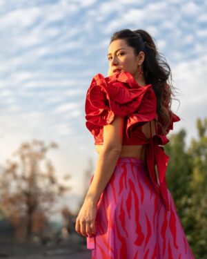 Loreto Aravena Instagram - Aprovechando el feriado para jugar un ratito con las texturas increíbles de @angeeyzaguirre 
Fotos by @alejandrocif 
Quieres un conjunto como este (falda más top)???
Te leo!