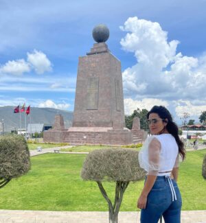 Loreto Aravena Instagram - En la Latitud 0 0’ 0” 
Justo en el medio del mundo! 
La línea del Ecuador! Fascinada con el #efectodecoriolis que me permitió parar un huevo!! (Y lo logré 2 veces ah! La mayoría no pudo)
Mis lentes son de @aspen_chile 🥰 que me dan la bienvenida a la familia de anteojos ópticos y de sol.
