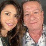 Loreto Aravena Instagram - FELIZ DÍA PAPÁ!!! @luis_aravena_arancibia Esta es la historia de un amor, de quien no solo ha sido mi papá, también me ha enseñado el amor por la vida con su alma soñadora que tantas veces cuestioné y que hoy tanto comparto, ha sido con quien he compartido el amor y vocación por la radio, el teatro y las comunicaciones, quien me enseñó la solidaridad y el amor por el prójimo (ya perdí la cuenta de los bingos y eventos que hemos animado juntos!) Quien ha pesar de sus errores, me enseñó a amar a mi madre con el amor que solo un hijo como él a tenido por la suya (nunca vi un hijo que idolatrara más a su madre que él) Quien ha remediado los años perdidos (no fueron muchos) siendo siempre un apoyo en mi carrera, aveces con un consejo, un abrazo o incluso recibiendo algún galardón por mi. Un padre que ha sido también excelente abuelo con sus nietos y nietas, entre ellos mi Ema! Que aún juega, que aún se deja pintar la cara y desordenar el pelo (como también lo hacia mi abuelo) que aún quiere cantar, cocinar, degustar un buen trago, conocer el mundo con una guitarra (aun cuando no sabe tocarla) gozar la vida y no poseer mas de lo que cabe en una maleta. Un alma joven que me recuerda que la vida es un tango que solo hay que querer bailar. TE AMO PAPÁ! 🥰