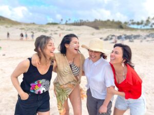 Loreto Aravena Instagram - Nunca dejar de reír!!!! 
#isladepascua
#anakena
#mamisenvacaciones 
@pazbascuactriz @jennycavallooficial @tamaraacostazambra @sos.mamis