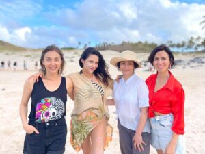 Loreto Aravena Instagram - Nunca dejar de reír!!!! 
#isladepascua
#anakena
#mamisenvacaciones 
@pazbascuactriz @jennycavallooficial @tamaraacostazambra @sos.mamis