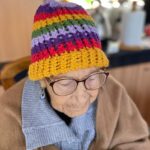 Loreto Aravena Instagram - Le hice un gorro a mi nona bella!!! Y el tata me ayudó a terminarlo, con su particular humor 😂😂😂 no dejen de ver el video!! Nada mejor que el calor de la casa de infancia y el sabor de la comida de @hildadelourdessot 🥰🥰🥰 Les amooooooo!!!!! #nona #tata #gorrodelana #tejidos #telarcircular