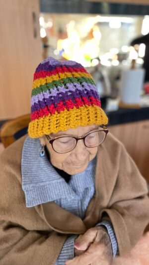 Loreto Aravena Instagram - Le hice un gorro a mi nona bella!!! Y el tata me ayudó a terminarlo, con su particular humor 😂😂😂 no dejen de ver el video!! Nada mejor que el calor de la casa de infancia y el sabor de la comida de @hildadelourdessot 🥰🥰🥰 Les amooooooo!!!!! 
#nona #tata #gorrodelana #tejidos #telarcircular