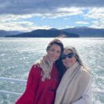 Loreto Aravena Instagram - Bahía Ainsworth e Islotes Tuckers en la Patagonia Chilena 🏔️ Con mi compañera de trekking @hildadelourdessot y los pingüinos de Magallanes 🐧 y el infaltable arcoíris