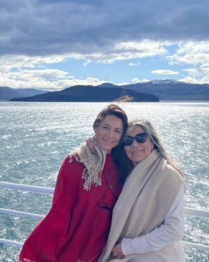 Loreto Aravena Instagram - Bahía Ainsworth e Islotes Tuckers en la Patagonia Chilena 🏔️
Con mi compañera de trekking @hildadelourdessot y los pingüinos de Magallanes 🐧 y el infaltable arcoíris