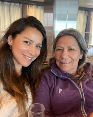 Loreto Aravena Instagram - Días de desconexión total… 
En el zarpe desde Punta Arenas hacia el fin del mundo, días atrás, nada más lindo que verte feliz @hildadelourdessot 🥰