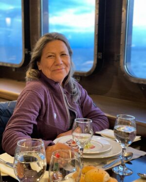 Loreto Aravena Instagram - Días de desconexión total… 
En el zarpe desde Punta Arenas hacia el fin del mundo, días atrás, nada más lindo que verte feliz @hildadelourdessot 🥰