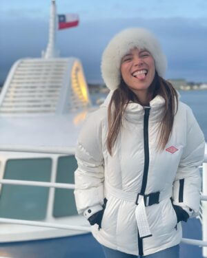 Loreto Aravena Instagram - Días de desconexión total… 
En el zarpe desde Punta Arenas hacia el fin del mundo, días atrás, nada más lindo que verte feliz @hildadelourdessot 🥰