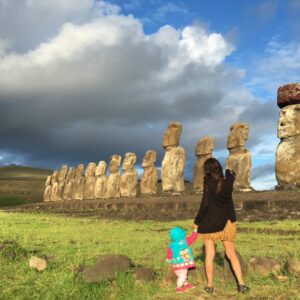 Loreto Aravena Instagram - Hace más de 6 años viajé con mi Ema a la Isla de Pascua, fue de nuestros primeros viajes solitas 🥰(aunque unas semanas después se nos sumó mi mamá, igual que ahora) Ahí supe que mi nena sería la mejor partner para viajar, aperreada, conversadora, enérgica y simpática, que más se puede pedir!
#LoveEma 
#rapanui🗿
