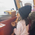 Loreto Aravena Instagram - Mis días en el sur… entre caminatas largas con mate y playa, con buenos vecinos y vecinas, con amigos, con amigas, con pan amasado y lechón, con amaneceres, atardeceres y noches de luna, con los ojitos de Ema que descubren la naturaleza🥰 #chiloé #sustentabilidad #surdechile @turismozerohuella *Con las pilas recargadas para la función de esta noche en Valdivia! #sosmamis #seguimos #giraporchile